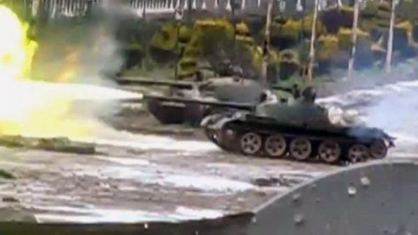 دبابات سورية تقصف مواقع المعارضة بحمص