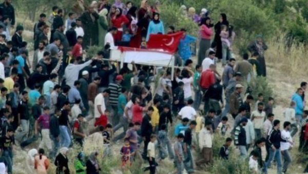 لاجئون سوريون يعبرون الحدود بإتجاه تركيا