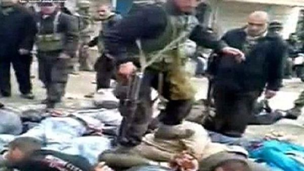 مشهد بثته المعارضة السورية يظهر تعذيب الأجهزة الامنية للأهالي في بانياس