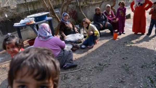 إيطاليا تجلي مهاجرين من مخيم على الحدود مع فرنسا