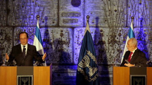 French president Francois Hollande (L) and Israeli President Shimon Peres (R) deliver joint statements to the media at the Israeli president's residence on November 17, 2013 in Tel Aviv, Israel. [Abir Sultan/Getty Images]