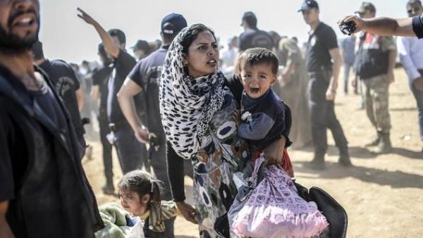 A Syrian Kurdish woman crosses the border between Syria and Turkey at the southeastern town of Suruc in Sanliurfa province on September 23, 2014.  (AFP/Bulent Kilic)