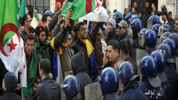 المعارضة الجزائرية دعت في ختام لقاء تشاوري مساء السبت، الشعب إلى مواصلة حراكه 