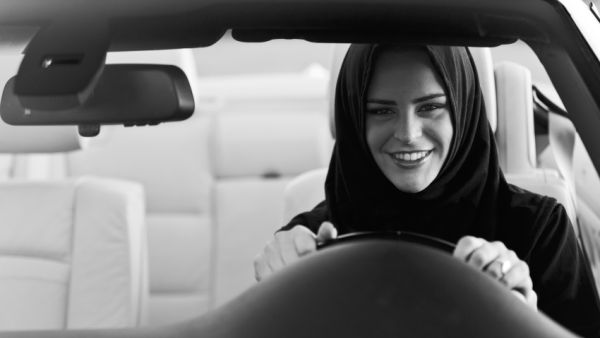 The arrest comes a week after Saudi women got behind the wheel to protests against the kingdom's ban on female drivers. [elan.com]