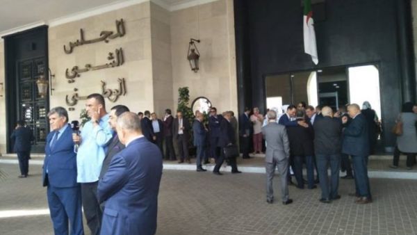 عشرات النواب من أحزاب الموالاة يقفون أمام المدخل الرئيسي للمجلس الشعبي الوطني