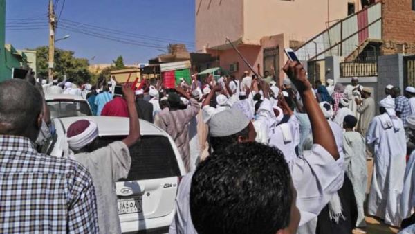 متظاهرون سودانيون