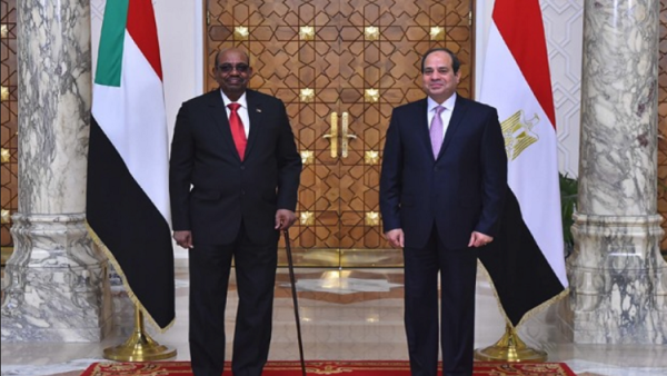الرئيسان المصري عبد الفتاح السيسي والسوداني عمر البشير