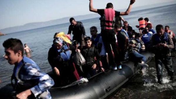 لاجئون يعبرون البحر بقارب مطاطي