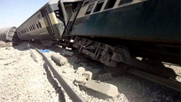 الحادث أسفر عن خروج 5 مقطورات عن السكة وانقلابها