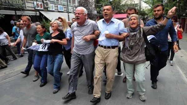 مظاهرة تأييدا للمفصولين عن العمل بمرسوم حكومي في تركيا 