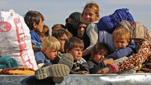 Syrians fleeing areas controlled by Daesh are seen on the road as they come to safety in areas held by by Kurdish-Arab Syrian Democratic Forces (SDF) alliance, on November 8, 2016, near Raqqa. (AFP/Delil Souleiman)