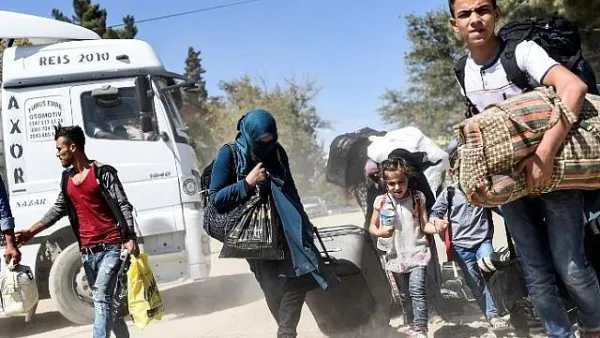 Syrian refugees walk on their way back to the Syrian city of Jarabulu. (AFP/Bulent Kilic)