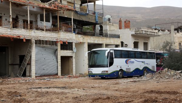 A convoy of buses drives into the besieged oppositon-held town of Zabadani in preparation for the town's "evacuation", April 12, 2017. (AFP) 