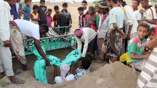 Yemenis bury the body of a child who died from malnutrition in Hodeidah, May 2 2017. (AFP/stringer)