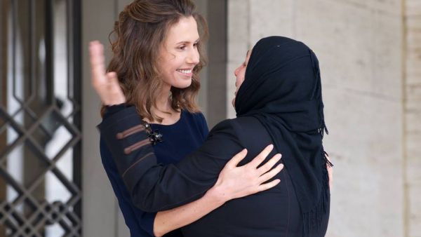 Asma al-Assad greets a Syrian mother, 21 March 2017. (Syrian Presidency)
