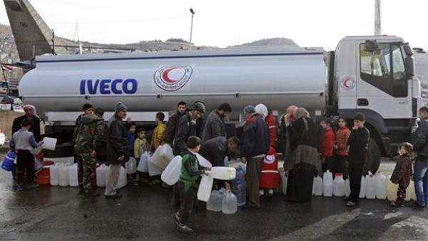 People wait to fill plastic containers with water provided by the Syrian Arab Red Crescent in Damascus, Syria, January 10, 2017. (AFP)