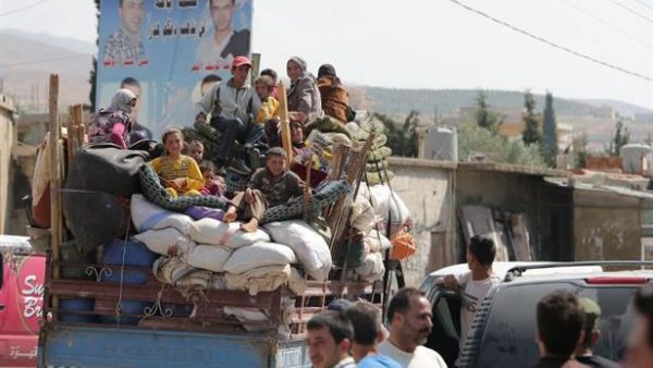 Syrian refugees fleeing the clashes in Arsal in early August. (AFP PHOTO)