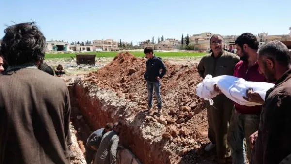 Syrians bury the bodies of victims of suspected toxic gas attack in Khan Sheikhoun, in Idlib province, Syria. (AFP/Fadi Al-Halabi)