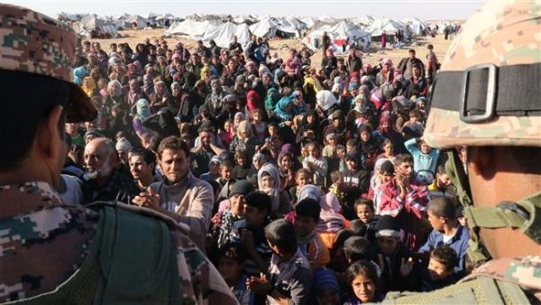 Syrian refugees waiting to cross the Jordanian border, 14 January 2016. (AFP)