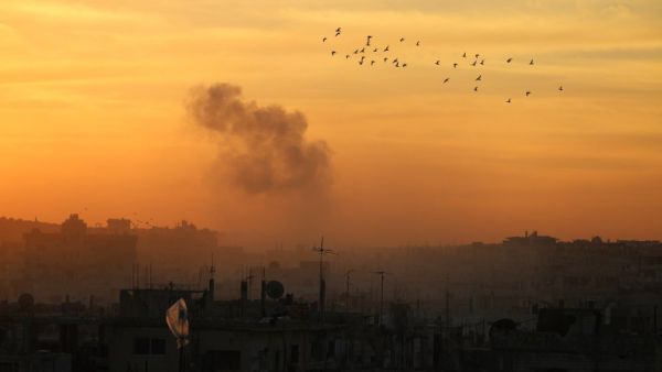 Smoke billows from a rebel-held area of Deraa, in southern Syria, following reported shelling by pro-government forces during sunset on January 12, 2017. (AFP/Mohamad Abazeed)