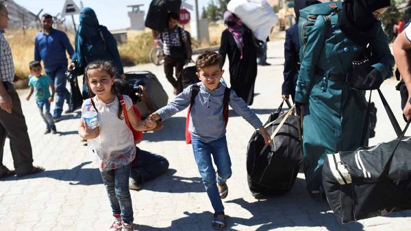 Syrian refugees walk on their way back to the Syrian city of Jarabulus. (AFP/Bülent Kiliç)