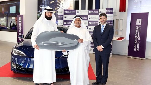 فاز المواطن الإماراتي عبدالله سعيد صالح اليماحي بسيارة من طراز تيسلا وذلك في إطار حملته الترويجية لحساب التوفير كنوز. فاز المواطن الإماراتي عبدالله سعيد صالح اليماحي بسيارة من طراز تيسلا وذلك في إطار حملته الترويجية لحساب التوفير كنوز.