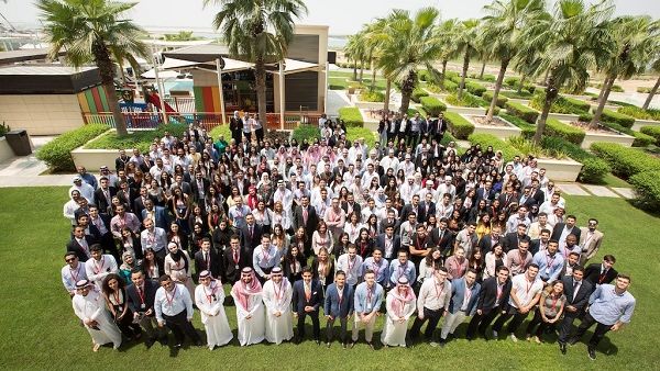 تم اختيار إثنين من موظفي مجموعة الإمارات من الخريجين المواطنين الجدد للمشاركة في "برنامج وطني للخريجين"، ما يوفر لهما فرصةً فريدة للتدرب في مجالات عدة، مثل الاستشارات والتأمين والمالية وتدقيق الحسابات