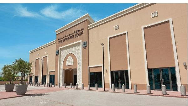 يضم سوق الينابيع 23 ألف متر مربع من المساحات المخصصة للتأجير، ويمتد على طابقين يضمان المتاجر والمرافق الترفيهية، بالإضافة إلى مركز اللياقة البدنية وريل سينما في الطابق الأول علاوةً على عيادة عائلية.