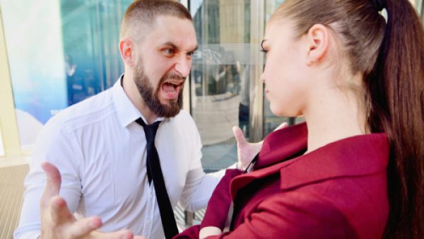 سريع الغضب سريع الرضا يتصف بالمزاج المتقلب

