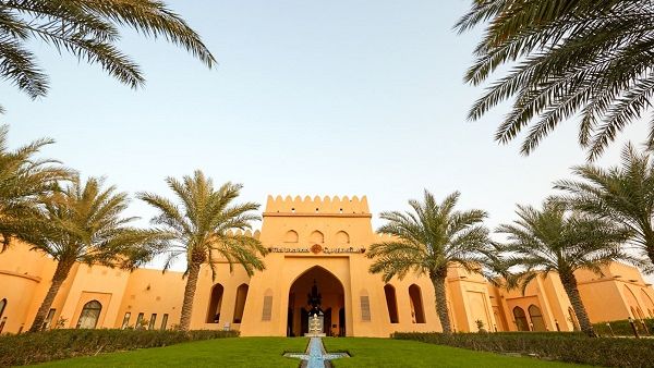 تحفل العروض الصيفية بالكثير من المفاجآت الجاذبة، والتي تتنوع ما بين عروض الإقامة، برامج الترفيه الصحراوية، وعروض المطاعم وغيرها.