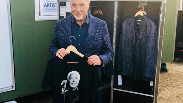 Sir Tom Jones is battling a bacterial infection. (Source : realsirtomjones / Instagram ) 