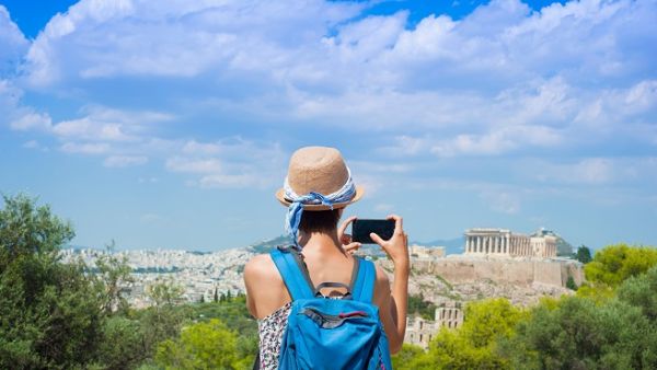 Only a tiny percentage of people surveyed said they would be prepared to ‘switch off’ completely by going offline for the duration of their break. (Shutterstock)