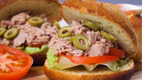 ساندويش التونة والزيتون