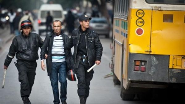 الشرطة تعتقل متظاهرا في تونس/أ.ف.ب