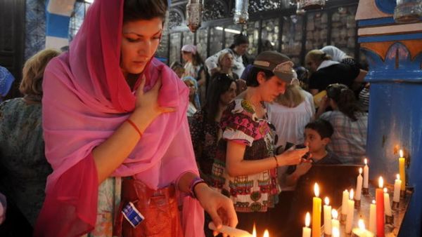 يهودية توقد الشموع في كنيس بجزيرة جربا التونسية