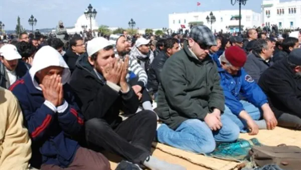 تونسيون يؤدون الصلاة في أحد الأماكن العامة
