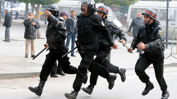 Tunisian riot police run towards a scene to control the situation. [AFP]