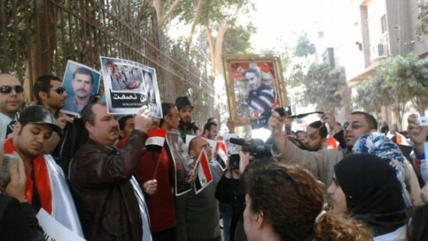 متظاهرون أمام السفارة السورية في تونس