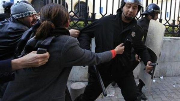 محتجون خلال اشتباك في رجل شرطة في تونس يوم 26 يناير كانون الثاني
