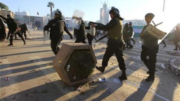 شرطة مكافحة الشغب تقتحم معسكر احتجاج خارج مكتب رئيس الوزراء في تونس