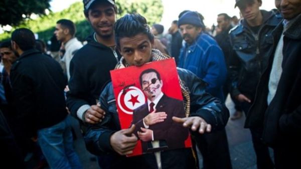 متظاهرون يطالبون برحيل حكومة الغنوشي/أ.ف.ب