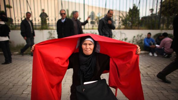 تونس ترفع أسعار البنزين خلال أيام وتؤجل زيادة رواتب الموظفين
