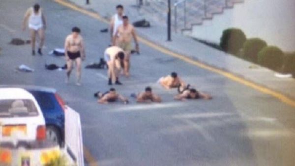 انقلابيون يستسلمون وهم عراة