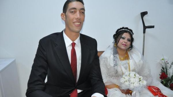 The world's tallest man Sultan Kosen (L) and his wife pose on October 27, 2013, in Mardin during their wedding ceremony. (Image credit: AFP)