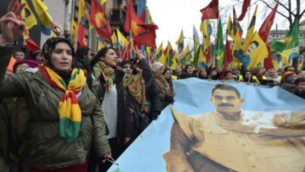 مسيرة لتأييد عبد الله أوجلان زعيم حزب العمال الكردستاني المحظور (بي كيه كيه)