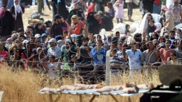 لاجئون سوريون على الحدود التركية