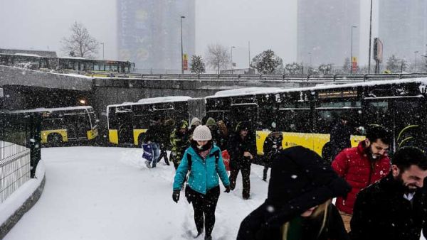 عاصفة ثلجية تضرب مدينة اسطنبول التركية