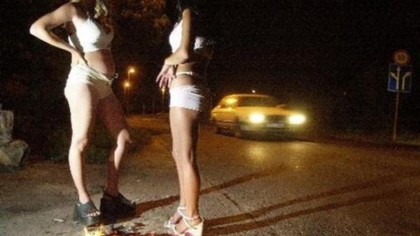  الحكومة توقفت عن إصدار تراخيص جديدة للدعارة في العام 2002، ما يعني عمل عدد أكبر من النساء بشكل غير شرعي في الشارع