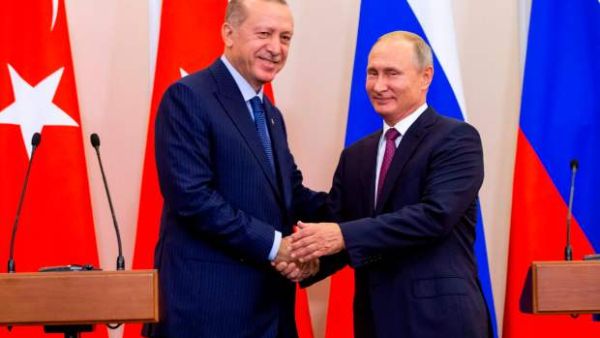 Russian President Vladimir Putin, right, and Turkish President Recep Tayyip Erdogan shake hands .(AFP/File)