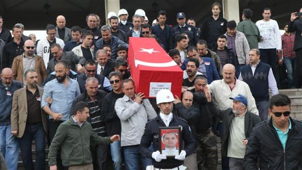 People carry the coffin of a Turkish policeman during a funeral ceremony at the Kocatepe Mosque in the capital, Ankara, on April 8, 2016. (AFP/File)